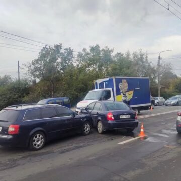 У Івано-Франківську на вул. Тисменицькій порушення ПДР призвело до аварії за участі трьох автомобілів