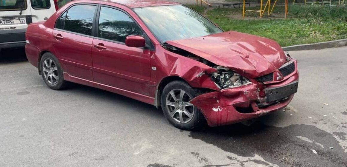 У Франківську нетвереза 21-річна водійка без “прав” на машині з чужими номерами вчинила ДТП за участі трьох автомобілів