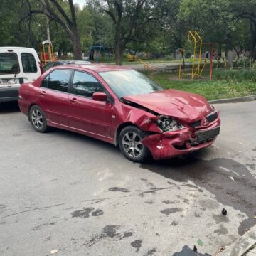 У Франківську нетвереза 21-річна водійка без “прав” на машині з чужими номерами вчинила ДТП за участі трьох автомобілів