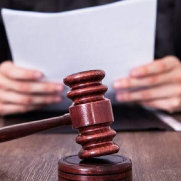 Вчительку з Городенківщини оштрафували за матюки сина на дитячому майданчику