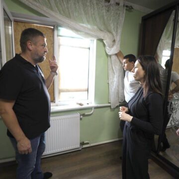 Облдержадміністрація разом з фондом GEM працює над тим, щоб відновити пошкоджені російським обстрілом вікна в оселях прикарпатців