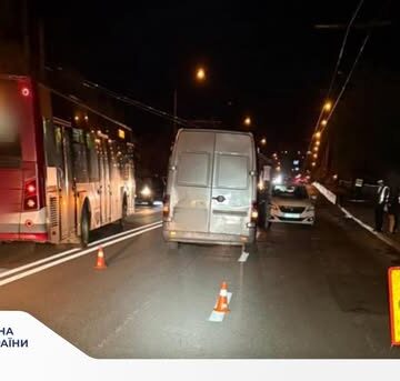 У Франківську коломиянин наїхав бусом на мешканця Підлісся