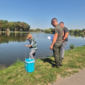 Екоінспекція обстежила територію та відібрала проби води з коломийського озера