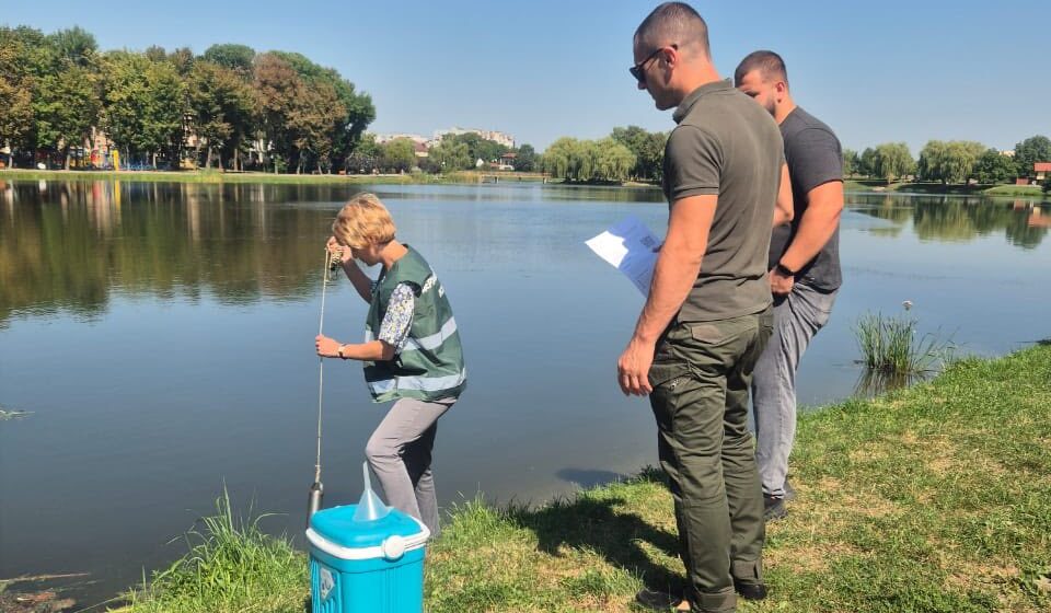 Екоінспекція обстежила територію та відібрала проби води з коломийського озера