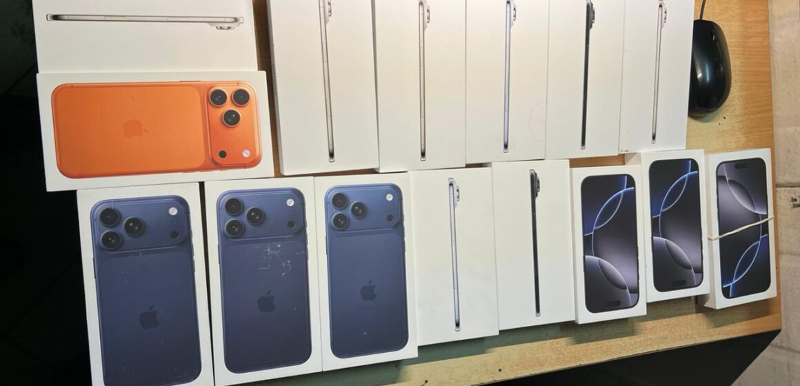 Двоє прикарпатців намагалися незаконно ввезти до України партію Apple iPhone, Chanel та Hermes на 2 млн гривень