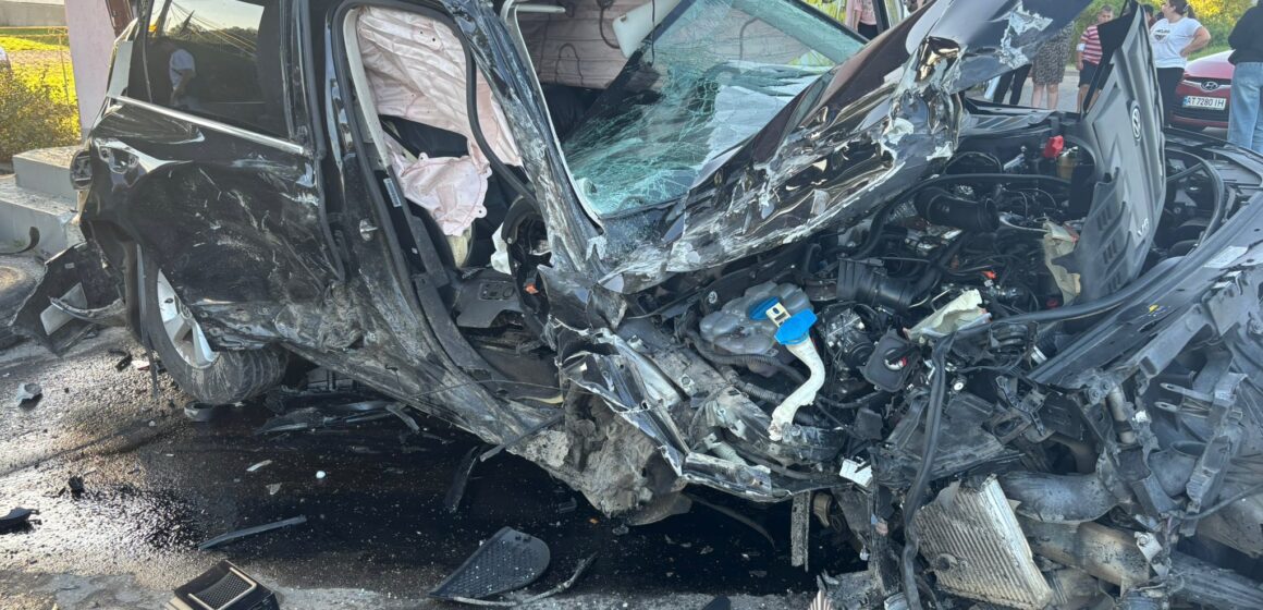 Врізався у будівлю магазину: у ДТП на Надвірнянщині постраждав 34-річний водій