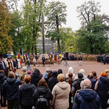 На Прикарпатті пролунав «Дзвін пам’яті», а родинам полеглих воїнів вручили державні нагороди