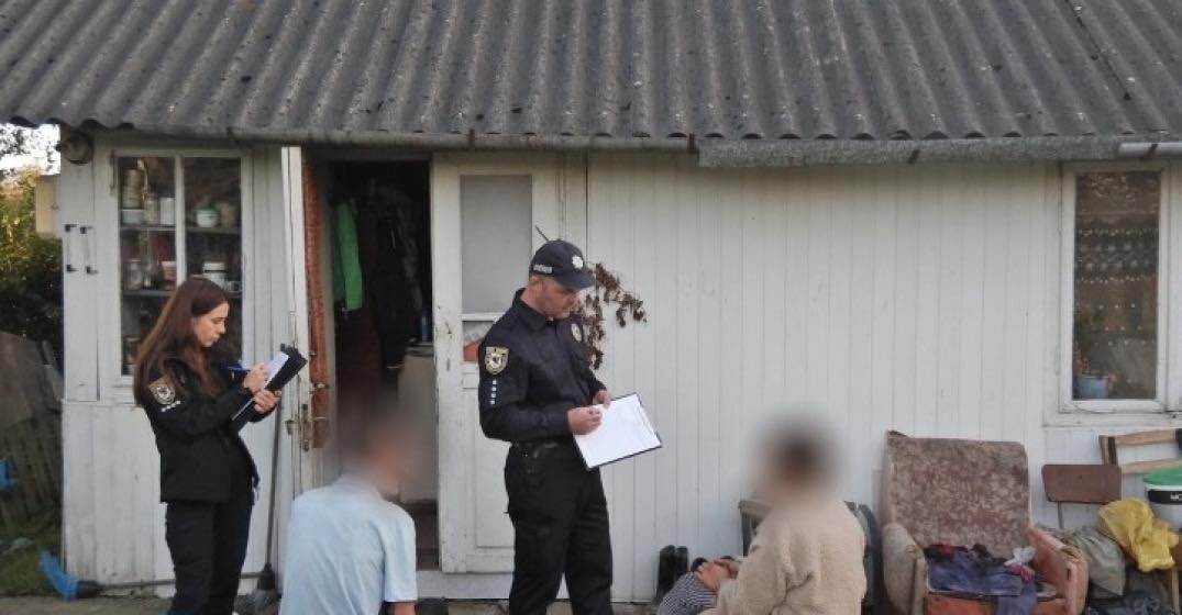 На Прикарпатті поліцейські затримали жінку за підозрою у нанесенні ножового поранення матері