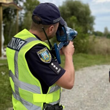 Патрульні здійснюють контроль за дотриманням водіями швидкісного режиму за допомогою приладу TruCam