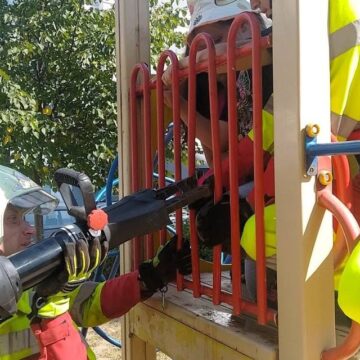 В Крихівцях дитина застрягла в конструкції гірки на майданчику