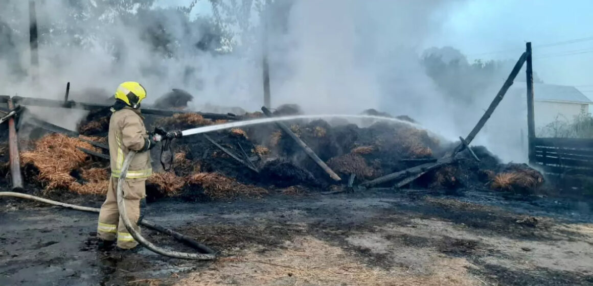 На Коломийщині вогнеборці ліквідували пожежу тюків соломи