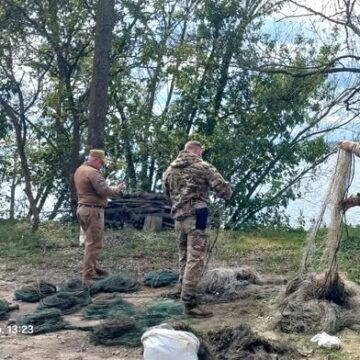 Лящі, окуні, плітки, канальні соми, судаки та раки: на Бурштинському водосховищі вилучили браконьєрські знаряддя лову