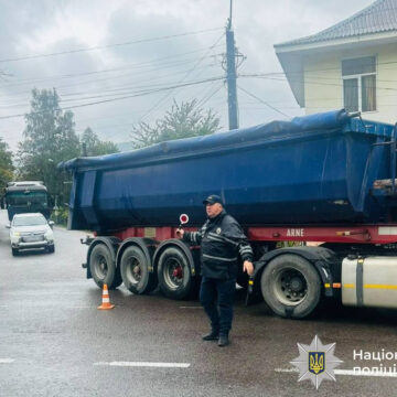 У Яремче вантажівка збила жінку на пішохідному переході