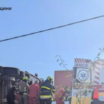 На Прикарпатті рятувальники деблокували водія після ДТП