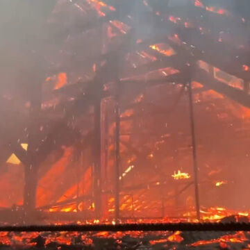 В Івано-Франківську палає будівельне риштування та покрівля п’ятиповерхової будівлі
