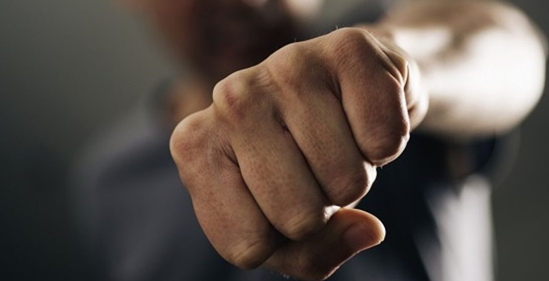 В Івано-Франківську чоловік побив двох неповнолітніх В Івано-Франківську чоловік побив двох неповнолітніх
