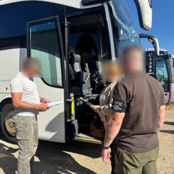 Перевозили людей у сховках автобусів: прикордонники викрили двох водіїв із Прикарпаття