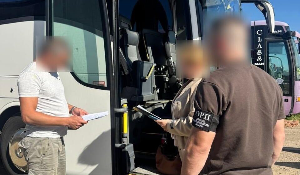 Перевозили людей у сховках автобусів: прикордонники викрили двох водіїв із Прикарпаття