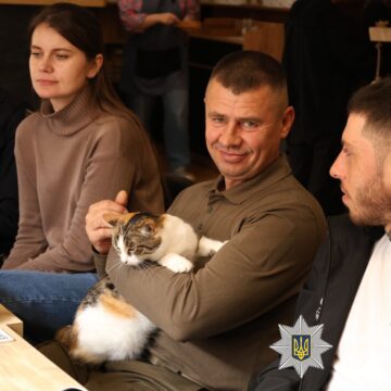 Поліцейські Прикарпаття провели захід психологічної підтримки для ветеранів за допомогою котів (ФОТО)