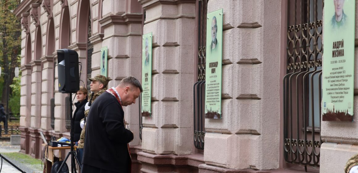На фасаді ІФНМУ відкрили меморіальні дошки п’ятьом загиблим військовим медикам