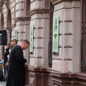 На фасаді ІФНМУ відкрили меморіальні дошки п’ятьом загиблим військовим медикам