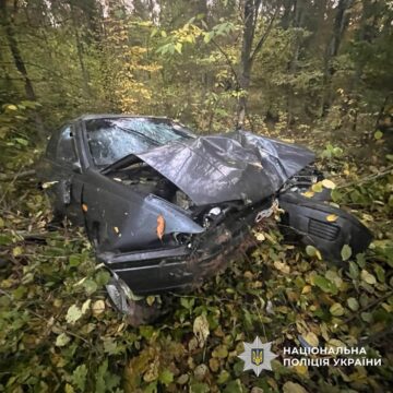 З’їхав у кювет та зіткнувся із деревом: у ДТП на Богородчанщині травмувалась пасажирка