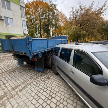 В Івано-Франківську КамАЗ наїхав на на паркан та три автомобілі