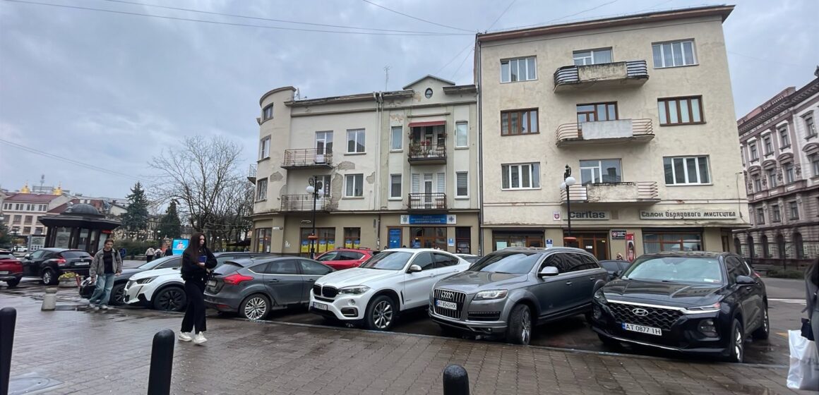 В центрі Івано-Франківська збільшать кількість безкоштовних паркомісць для людей з інвалідністю