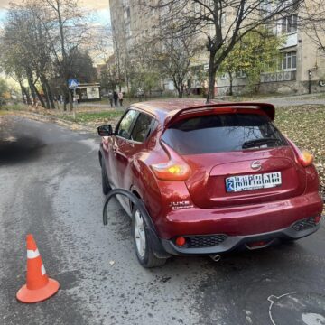В Івано-Франківську водій КамАЗу вчинив ДТП та втік