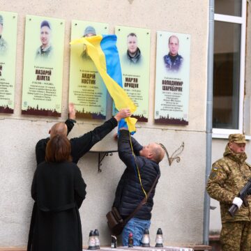 В Івано-Франківську відкрили пам’ятні дошки захисникам Андрію Костику та Петру Добровольському