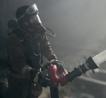 Прикарпатські рятувальники ліквідували пожежу на об’єкті інфраструктури, спричинену обстрілом (ФОТО