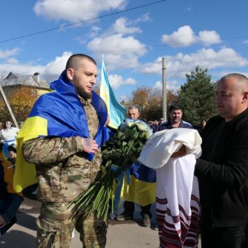 В Перегінській громаді зустріли воїна Михайла Миндюка, який повернувся з полону