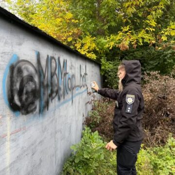 У Калуші правоохоронці зафарбували написи з посиланнями на телеграм-канали з продажу наркотиків У Калуші правоохоронці зафарбували написи з посиланнями на телеграм-канали з продажу наркотиків