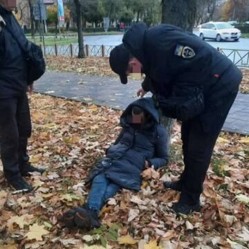 Привели до тями: у Калуші на вул. Б.Хмельницького виявили чоловіка у стані сильного алкогольного сп’яніння