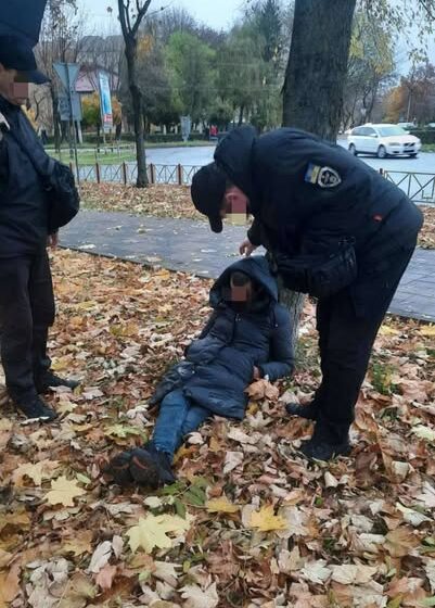 Привели до тями: у Калуші на вул. Б.Хмельницького виявили чоловіка у стані сильного алкогольного сп’яніння