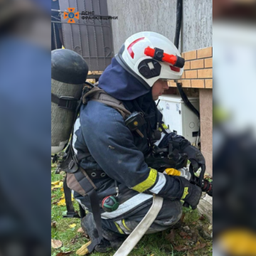 Рятувальники ліквідували дві пожежі та врятували двох людей в Івано-Франківській області