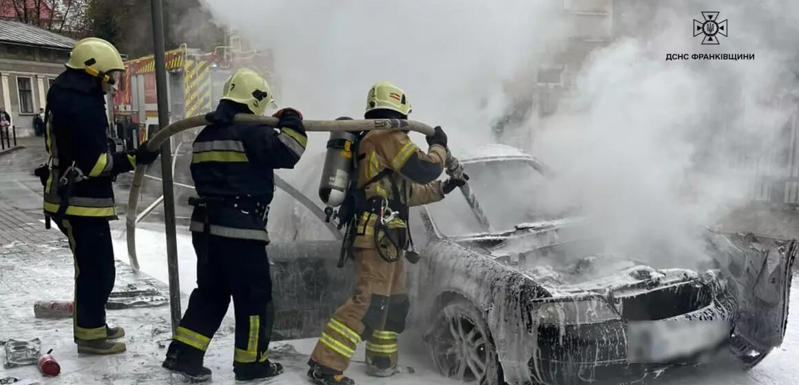 Рятувальники оперативно ліквідували пожежу легкового автомобіля