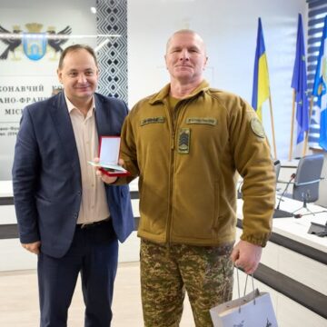 Військовослужбовцю Спартаку Лозінському вручили відзнаку «За честь і звитягу»