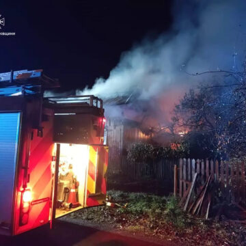 Під час пожежі житлових будинків на Долинщині травмувався чоловік