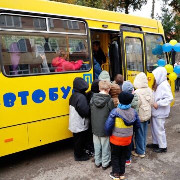 Для Тлумацького ліцею передали новий шкільний автобус