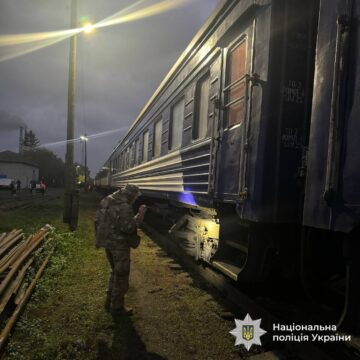 Потяг Чернівці-Івано-Франківськ-Запоріжжя зупинили через повідомлення про замінування