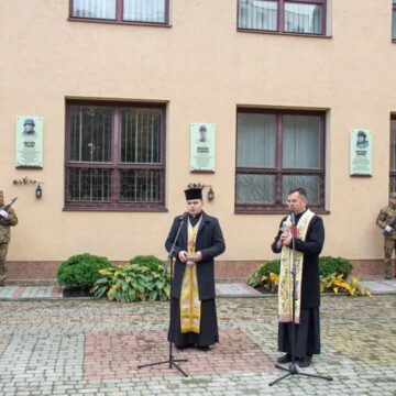На фасаді Івано-Франківського медичного коледжу встановили пам’ятну дошку військовому лікарю Мирославу Дебенку