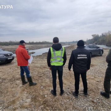 На Івано-Франківщині викрито незаконний видобуток корисних копалин у руслі річки Черемош На Івано-Франківщині викрито незаконний видобуток корисних копалин у руслі річки Черемош