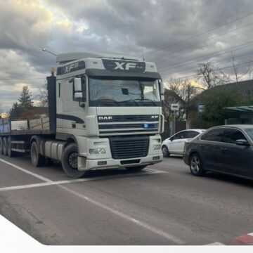В Івано-Франківську вантажівка наїхала на пішохода