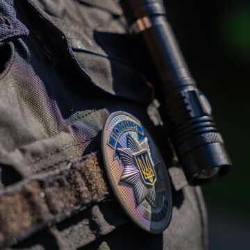 За вихідні патрульні виявили два факти ймовірного підроблення документів