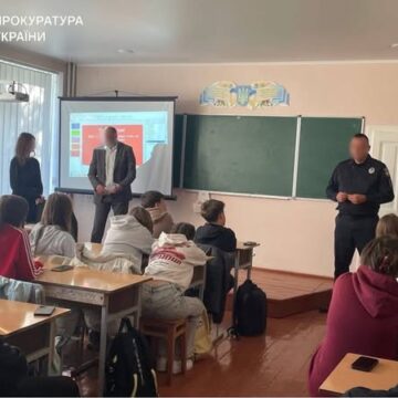 Ювенальні прокурори провели профілактичні заходи серед учнів області