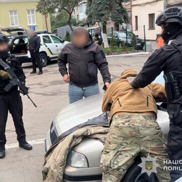 На Тернопільщині затримали групу військовослужбовців, причетних до вчинення насильницьких та майнових злочинів. Серед постраждалих – прикарпатці 
