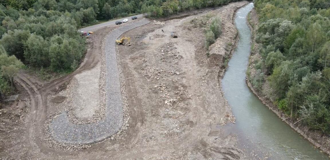 У селі на Рожнятівщині завершили відновлення водозахисної дамби, пошкодженої стихією у 2020 році