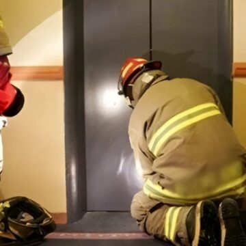 Франківські рятувальники визволили жінку з ліфта багатоповерхівки