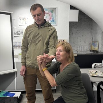 Поділитись своїм досвідом та успішними техніками відновлення функцій кисті у ЦМКЛ завітала ерготерапевт Мері Бернс із США